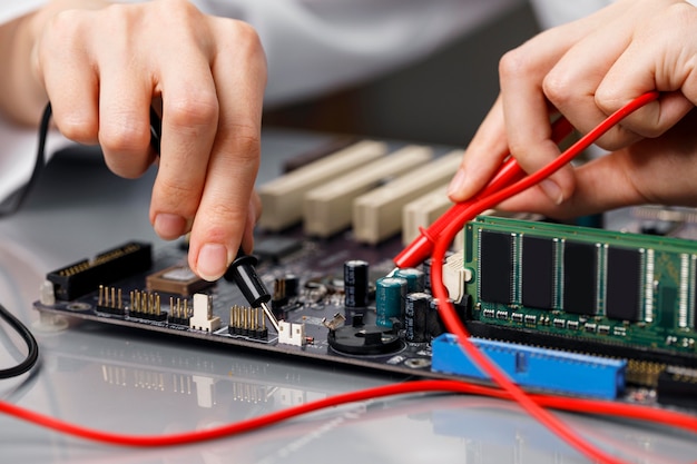 Foto gratuita tecnico femminile che ripara la scheda madre del computer