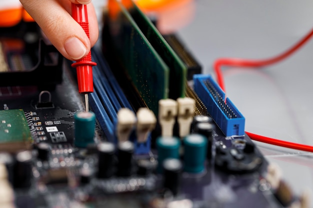 Foto gratuita tecnico femminile con scheda madre del computer