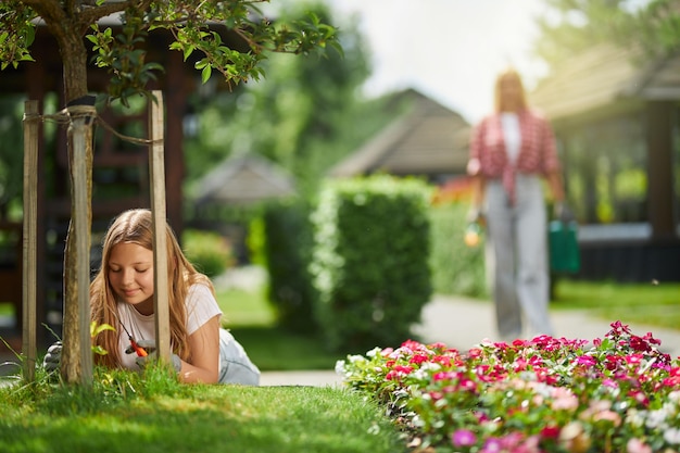 裏庭の植物の世話をする 10 代の女性と母親