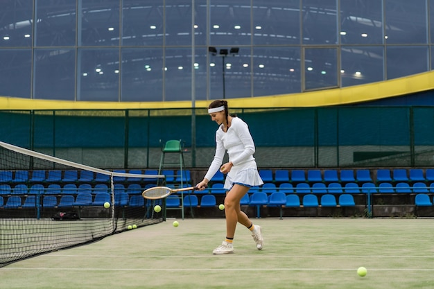 緑の裁判所の芝生の上の女子テニス選手