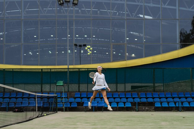 緑の裁判所の芝生の上の女子テニス選手