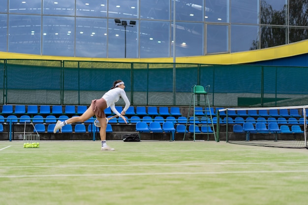 Foto gratuita tennis femminile sull'erba della corte verde