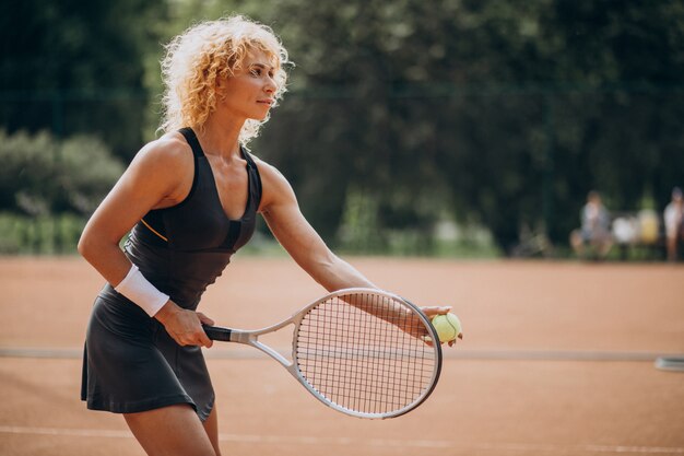 テニスコートでの女性のテニス選手