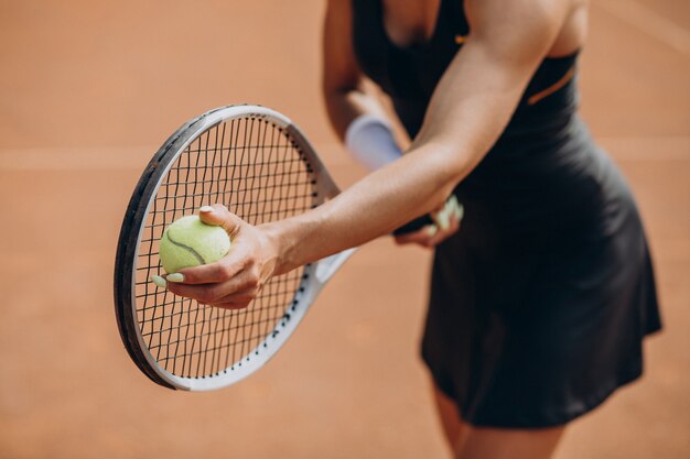 テニスコートでの女性のテニス選手