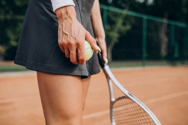 Female tennis player at the tennis court