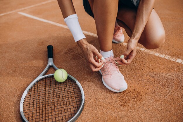 テニスコートでの女性のテニス選手