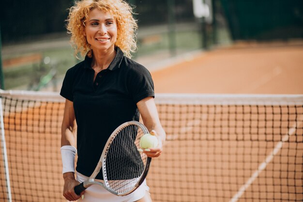 테니스 코트에서 여자 테니스 선수
