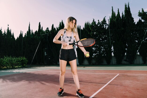 Женский теннисист с ракеткой