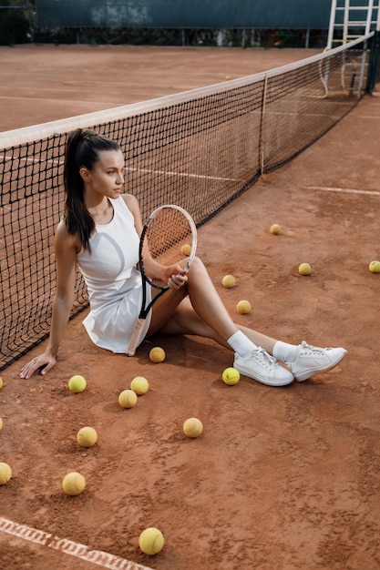 Free photo female tennis player with rocket