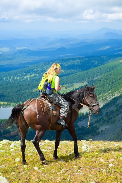 Foto gratuita turista femminile a cavallo
