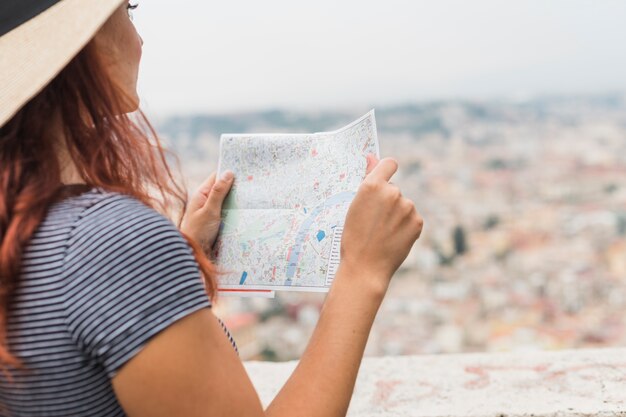 Женский турист, смотрящий на карту