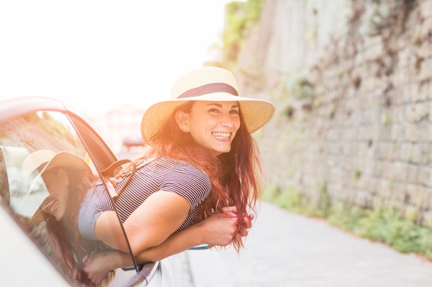 車の窓を見て女性の観光客