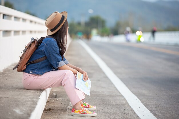 Female tourist tied the shoe rope