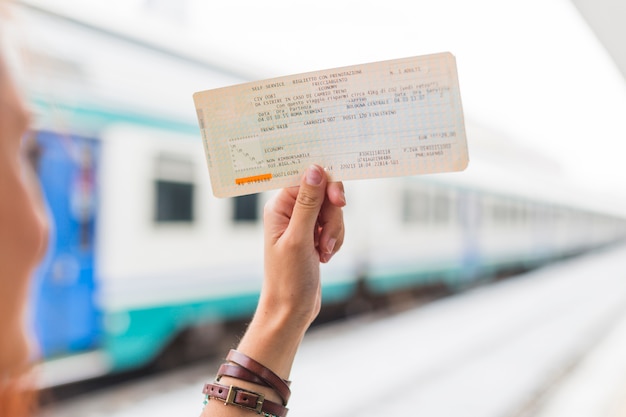 Бесплатное фото Женский турист ждет поезд