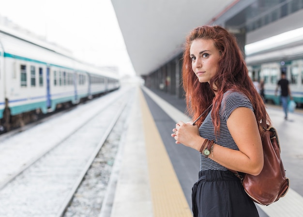 Бесплатное фото Женский турист ждет поезд