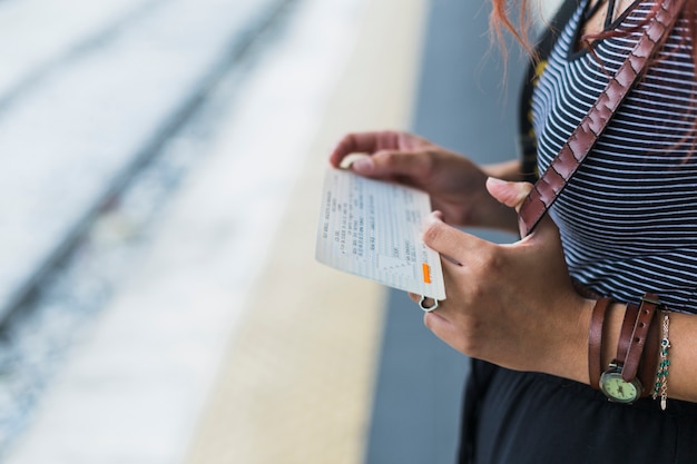 Turista femminile che aspetta treno