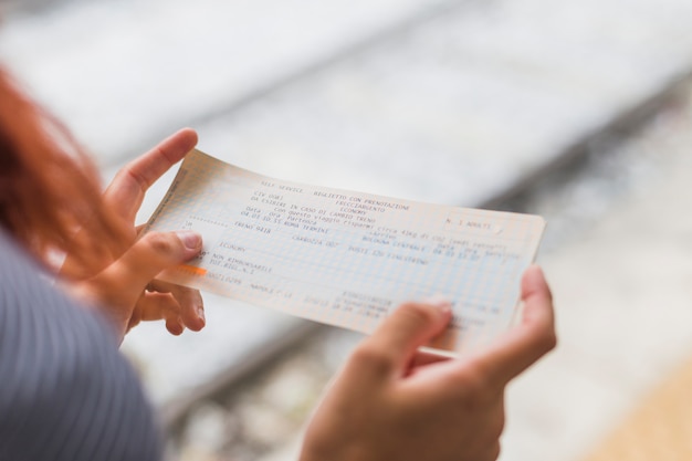 Passenger holding a ticket. | Photo: Freepik