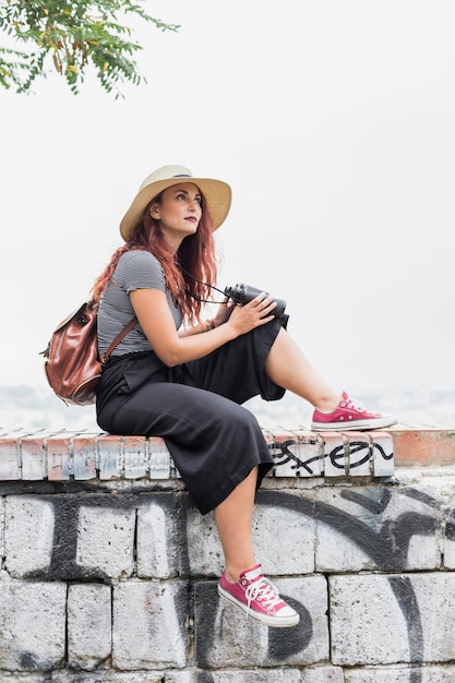 Foto gratuita turista femminile con il binocolo