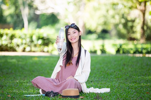 Female tourists are drinking water.