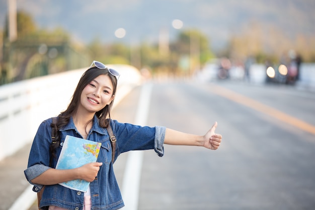 一方で女性観光客は幸せな旅行地図を持っています。