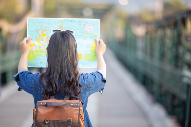 Туристы женского пола в наличии имеют счастливую карту путешествия.