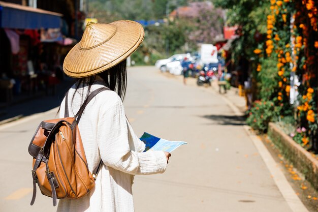 一方で女性観光客は幸せな旅行地図を持っています。