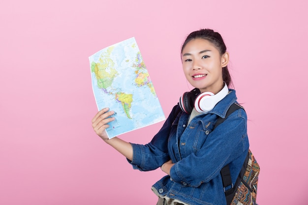 Foto gratuita turisti femminili in studio su uno sfondo rosa.