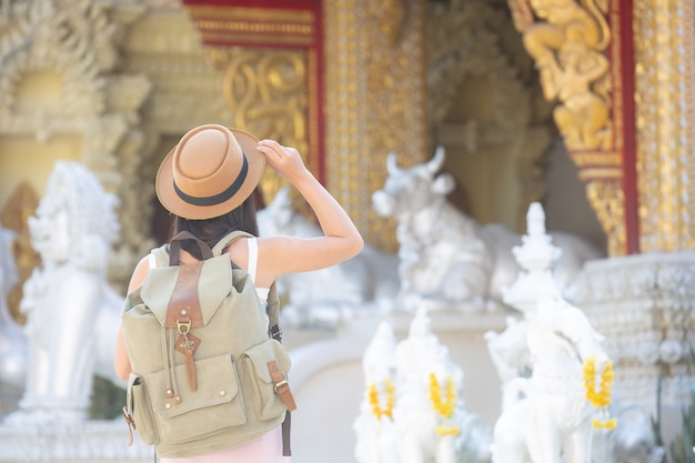 女性観光客は寺院を旅します。