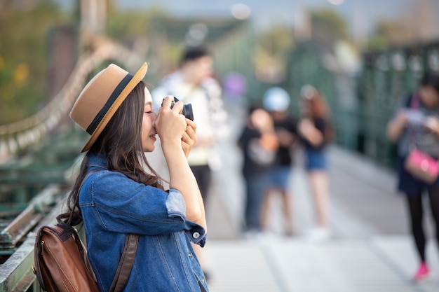 大気の写真を撮っている女性観光客