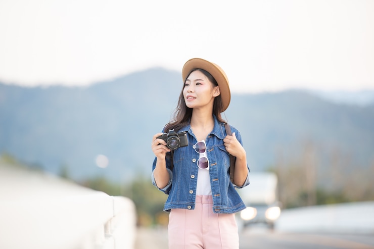 無料Photo 大気の写真を撮っている女性観光客