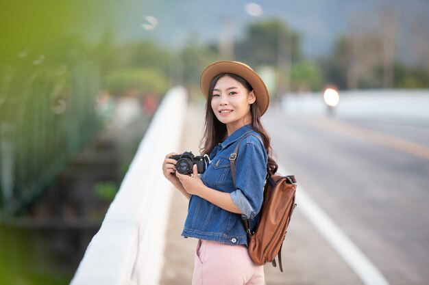 大気の写真を撮っている女性観光客