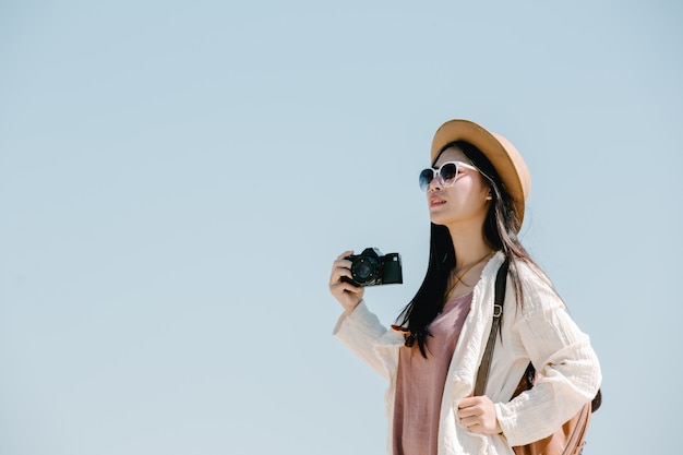 大気の写真を撮っている女性観光客