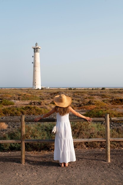 彼女の旅行を楽しんでいる女性旅行者
