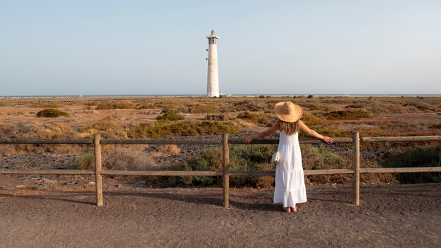 彼女の旅行を楽しんでいる女性旅行者