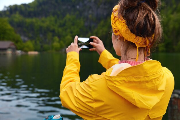 女性旅行者の放浪癖が立ち上がる