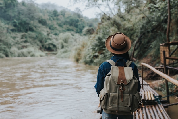 女性旅行者は楽しく旅行します。