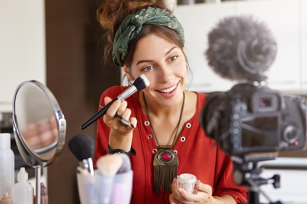 Бесплатное фото Женский видеоблогер снимает видео с макияжем