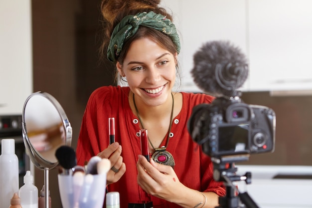 Женский видеоблогер снимает видео с макияжем