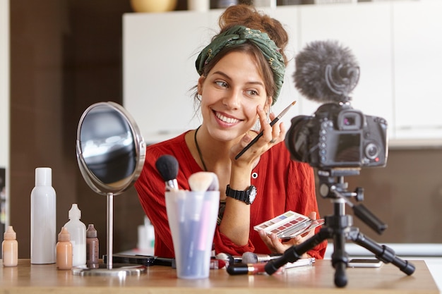 無料写真 女性のvloggerがメイクアップビデオを撮影