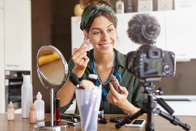 Foto gratuita vlogger femminile riprese video di trucco