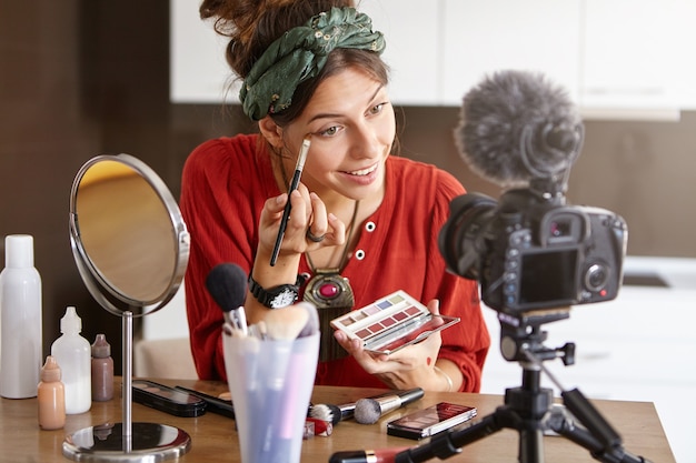 Женский видеоблогер снимает видео с макияжем