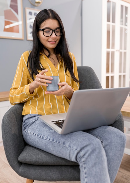 Foto gratuita vlogger femminile a casa con laptop e candela