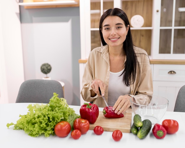 野菜と家で女性のvlogger