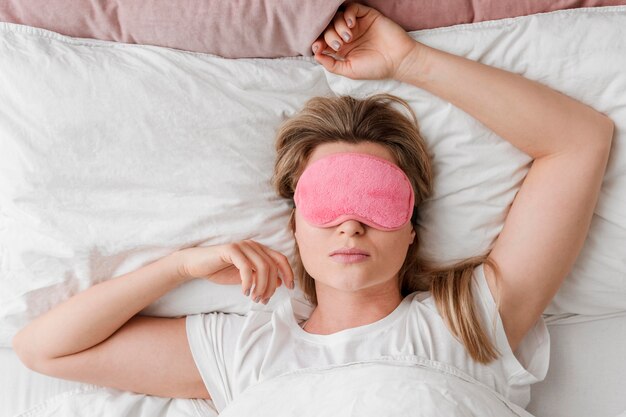 그녀의 눈에 수면 마스크를 착용하는 여성