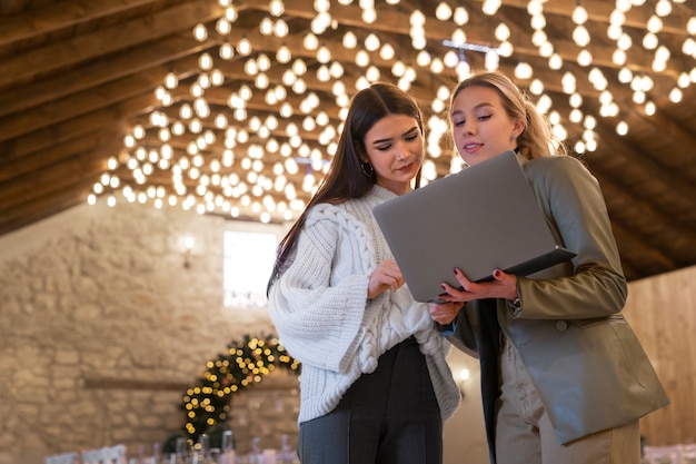 Foto gratuita pianificatore di matrimonio femminile che lavora con il cliente