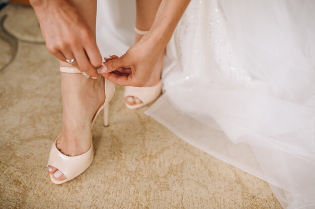 女性の結婚式の靴が閉じる