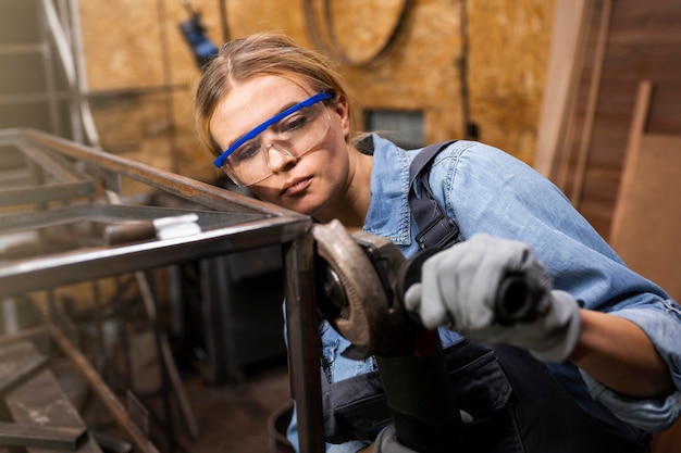 Free photo female welder working in the studio