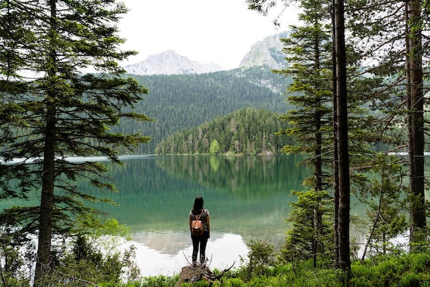 Женщина с рюкзаком, наслаждаясь видом на Черное озеро в национальном парке Дурмитор, Черногория