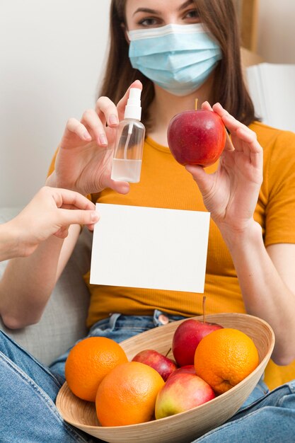 消毒剤と果物の女性