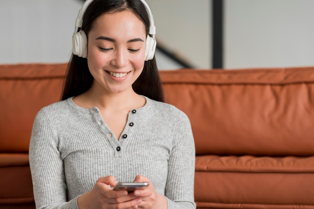 Foto gratuita femmina con musica d'ascolto delle cuffie